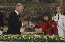 Δείπνο στο Προεδρικό Μέγαρο: Η Πρόεδρος της Δημοκρατίας, Κατερίνα Σακελλαροπούλου, τσουγκρίζει το ποτήρι της με τον βασιλιά Φίλιππο του Βελγίου