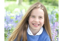 Η πριγκίπισσα Σάρλοτ ποζάρει χαμογελαστή στην Κέιτ Μίντλετον