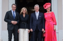 Κυριάκος Μητσοτάκης και Μαρέβα Γκραμπόσβκι με το βασιλικό ζεύγος του Βελγίου στο Μέγαρο Μαξίμου