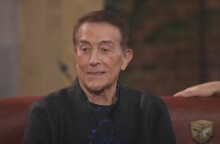 Ο τραγουδιστής Δάκης σε τηλεοπτική του εμφάνιση