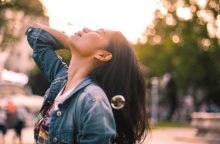 Ένα κορίτσι ποζάρει 