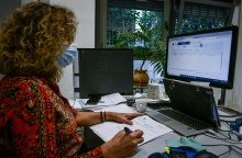 ΑΑΔΕ: Εργαζόμενη με μάσκα μπροστά από τον υπολογιστή της