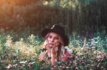 Ένα κορίτσι κοιτάει την κάμερα. 