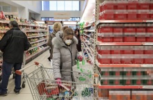 Γυναίκα με μάσκα μέσα σε σούπερ μάρκετ