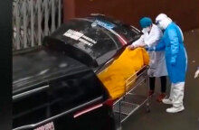 Μέσα σε σάκο στη νεκροφόρα ο ζωντανός ηλικιωμένος με κορωνοϊό στη Σαγκάη