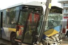 Τροχαίο στην Παραλιακή - Λεωφορείο γεμάτο με επιβάτες έπεσε σε κολώνα