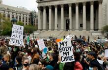 Διαδήλωση στη Ν. Υόρκη για τις αμβλώσεις: «Σταματήστε τον πόλεμο κατά των γυναικών»