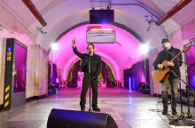 Ο Bono των U2 σε συναυλία σε σταθμό του μετρό στο Κίεβο