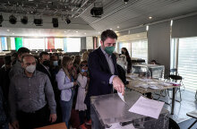 Ο Νίκος Ανδρουλάκης, πρόεδρος του ΚΙΝΑΛ - ΠΑΣΟΚ, ψηφίζει στις εσωκομματικές κάλπες