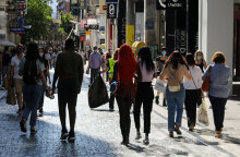 Καταναλωτές κάνουν τα ψώνια τους στην Ερμού