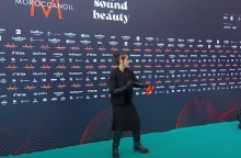 Eurovision 2022: Η στιγμή που η Andrea πετά στο πάτωμα τη σημαίας της Βόρειας Μακεδονίας