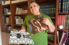 Άνθρωπος που κρατά βινύλια του Iggy Pop