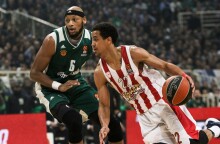 Ο Έντριαν Πέιν σε αγώνα κόντρα στον Ολυμπιακό