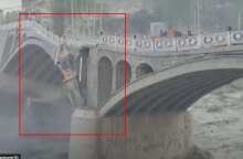 Γέφυρα στο Πακιστάν αρχίζει να καταρρέει μετά τις πλημμύρες