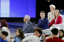 Ο Μακρόν παρακολουθεί τους χορευτές στο Ευρωκοινοβούλιο