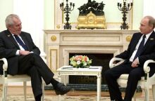 Ο Τσέχος πρόεδρος με τον Βλαντιμίρ Πούτιν © EPA Pool   