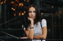 Ένα κορίτσι κοιτάζει την κάμερα. 