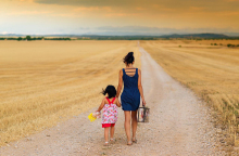 Μαμά κόρη περπατούν σε χωματόδρομο