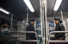 Επιβάτες φορούν μάσκα προστασίας από τον κορωνοϊό στο μετρό της Γαλλίας