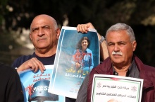 Πολίτες διαμαρτύρονται για τη δολοφονία της δημοσιογράφου του Al Jazeera, Shireen Abu Akleh, κρατώντας φωτογραφίες της