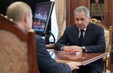 Ο υπουργός Άμυνας Σεργκέι Σοϊγκού συνομιλεί με τον πρόεδρο της Ρωσίας Βλαντίμιρ Πούτιν © EPA/ALEXEI NIKOLSKY/KREMLIN POOL/SPUTNIK   