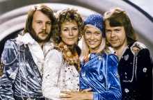 Οι Abba τραγούδησαν στη σκηνή της Eurovision το 1974 την επιτυχία Waterloo