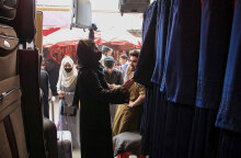 Οι γυναίκες στην επαρχία Χεράτ του Αφγανιστάν κάθονται χωριστά από τους άνδρες στα εστιατόρια