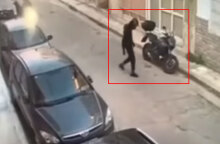 Η στιγμή που μαυροντυμένος άνδρας κλέβει μηχανή στον Πειραιά