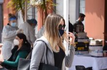 Κοπέλα με μάσκα