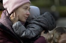 Μητέρα κρατάει στην αγκαλιά της ένα μωρό