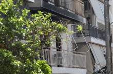 Παλαιό Φάληρο: Μαχαίρωσε τη μητέρα του και έβαλε φωτιά να κάψει το σπίτι τους