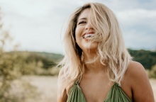 Ένα χαμογελαστό κορίτσι. 