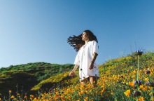 Ένα κορίτσι σε ένα λιβάδι.