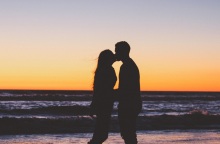 Ένα ζευγάρι στην παραλία.