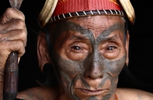 Κυνηγός κεφαλών από τη Νάγκαλαντ της Ινδίας