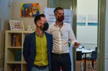 Ο Κώστας Μπακογιάννης πήγε στη Γραμμή Ψυχολογικής Στήριξης «11528 - ΔΙΠΛΑ ΣΟΥ»