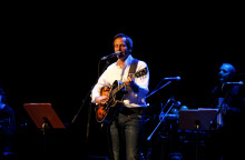 Ο Βαγγέλης Γερμανός με κιθάρα στη σκηνή