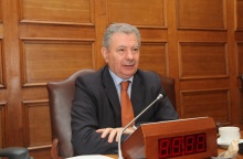 Ο Σήφης Βαλυράκης κάθεται με σταυρωμένα τα χέρια σε έδρανο της Βουλής