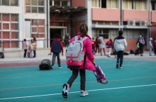 Σχολείο: Μικρή μαθήτρια φορά τη σχολική της τσάντα και κρατά την τσάντα με το φαγητό της