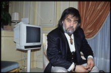 Ο Βαγγέλης Παπαθανασίου - Vangelis ποζάρει με κουστούμι