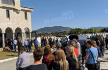 Το μωρό που σκοτώθηκε σε τροχαίο στην Ελασσόνα, αποχαιρέτισαν στην κηδεία συγγενείς και φίλοι