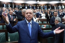 Ο Τούρκος πρόεδρος, Ρετζέπ Ταγίπ Ερντογάν, σε αίθουσα με μέλη του κόμματός του