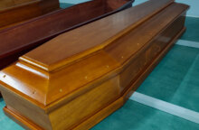 Δίπλα σε φέρετρο δέχτηκε σεξουαλική παρενόχληση εργαζόμενη στην Αλίαρτο Βοιωτίας