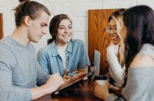 Deloitte: Το κόστος διαβίωσης προβληματίζει τις γενιές Gen Z και Millennial - Σχεδόν οι μισοί ζουν με το άγχος για τον επόμενο μισθό τους	