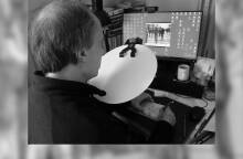 Ο Γιώργος Σιφιανός κατά τη διάρκεια της δημιουργίας των σκίτσων του για την ταινία The Blind Writer. 