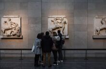 Μαθητές μπροστά στα Γλυπτά του Παρθενώνα στο Βρετανικό Μουσείο