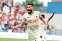 Ο Ολιβιέ Ζιρού πανηγυρίζει το γκολ του κόντρα στη Σασουόλο