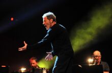 Ο Σταύρος Ξαρχάκος στο Ηρώδειο © ΑΠΕ / ΒΑΣΙΛΗΣ ΨΩΜΑΣ  