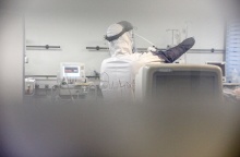 ΜΕΘ στο Αττικό Νοσοκομείο - Νοσηλεύτρια φορά στολή προστασίας