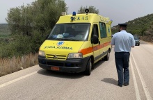 Ασθενοφόρο και αστυνομικός σε σημείο τροχαίου